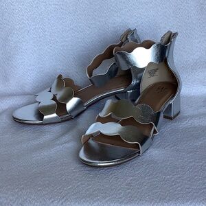 Girls Gap Silver Scallop Straps Sandals Size 5 (Girl) New
